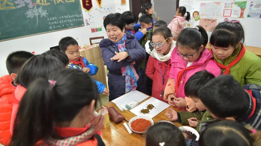 2017年12月15日，蒋小敏教授在南昌大学附属小学为学生科普中医知识，认识中医穴位