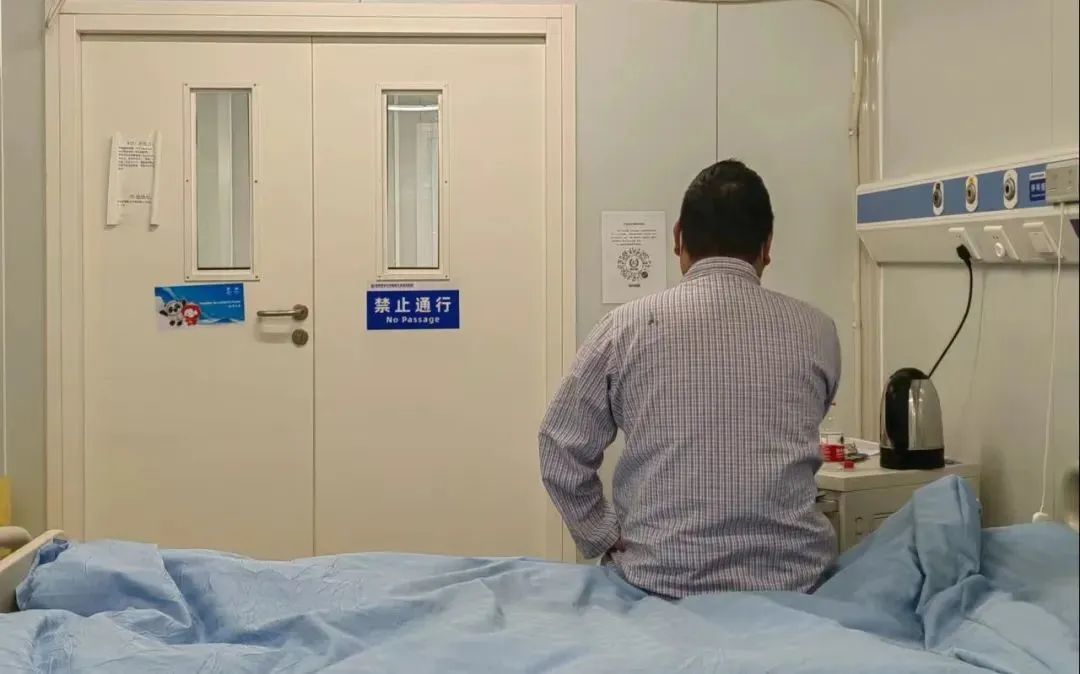 ▲4月27日，北京第218例感染者张先生在北京地坛医院接受治疗，目前身体已未感任何不适。供图/张先生