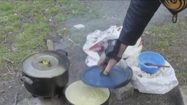 凤凰直击｜马里乌波尔人道救援杯水车薪 一家每天只能领一个面包一瓶水