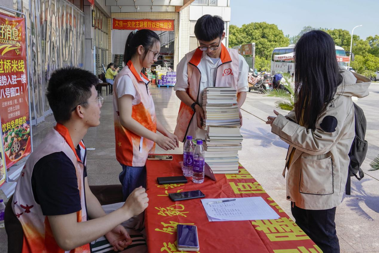 暖心助学！安庆师大一志愿队连续四年为偏远山区孩子募捐书籍