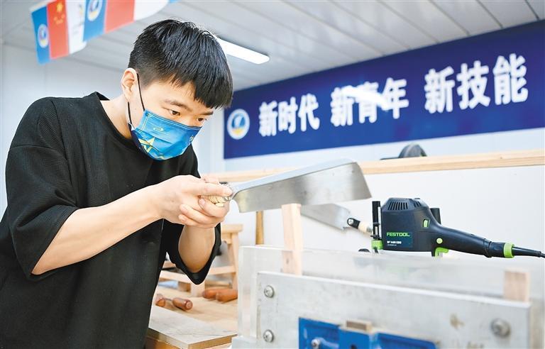 西安建筑工程技师学院学生余家豪在进行精细木工项目训练（4月27日摄）。