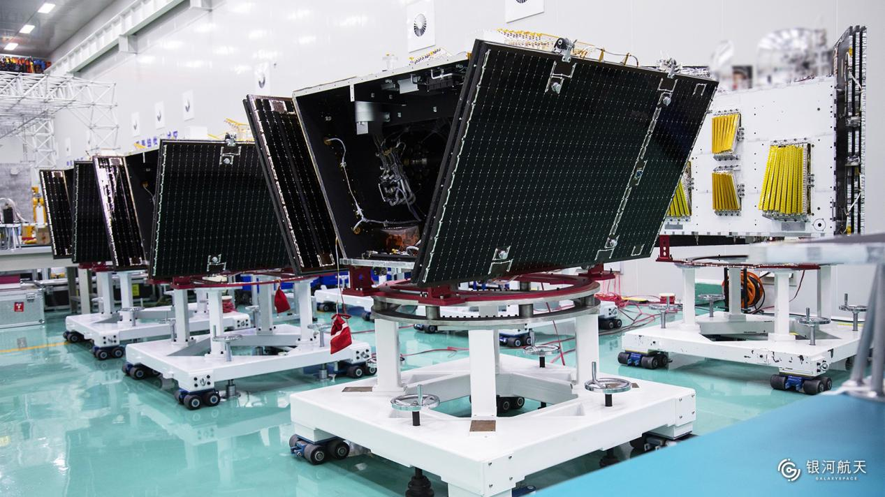 银河航天批量研制的低轨宽带通信卫星
