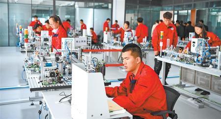 位于兰州新区的甘肃省职业技能公共实训中心机电一体化实训基地