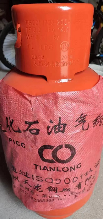 ▲左图为市民家的液化气钢瓶，右图为市民之前购买的液化气钢瓶。