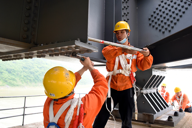 鄱阳湖特大桥共有高强度十四万套之多,桥隧工们如数家珍,发现螺栓松动