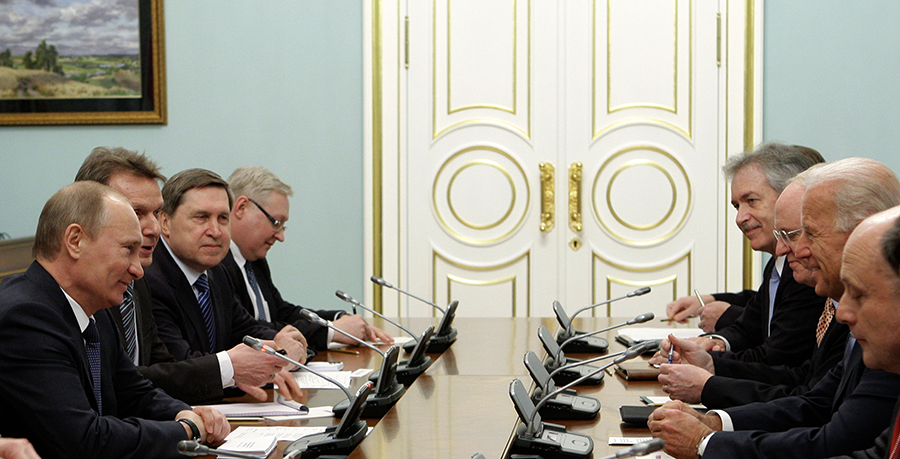 2011年3月10日，时任美国副总统的拜登与时任俄罗斯总理的普京就核裁军问题进行双边会谈