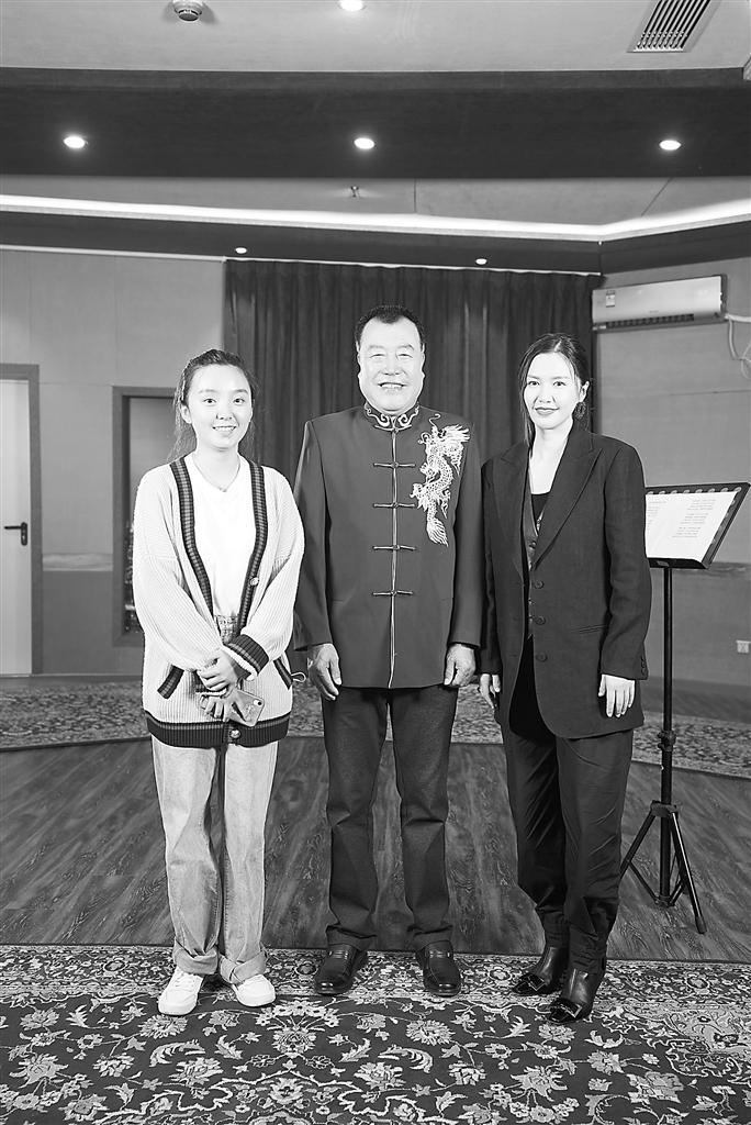 马自刚（中）与谭维维（右）