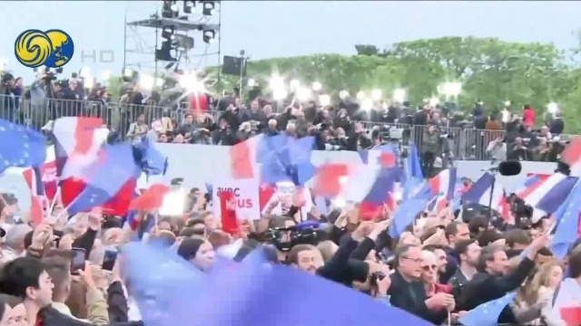 凤凰直击|马克龙成功连任 现场近千支持者挥舞旗帜庆祝 