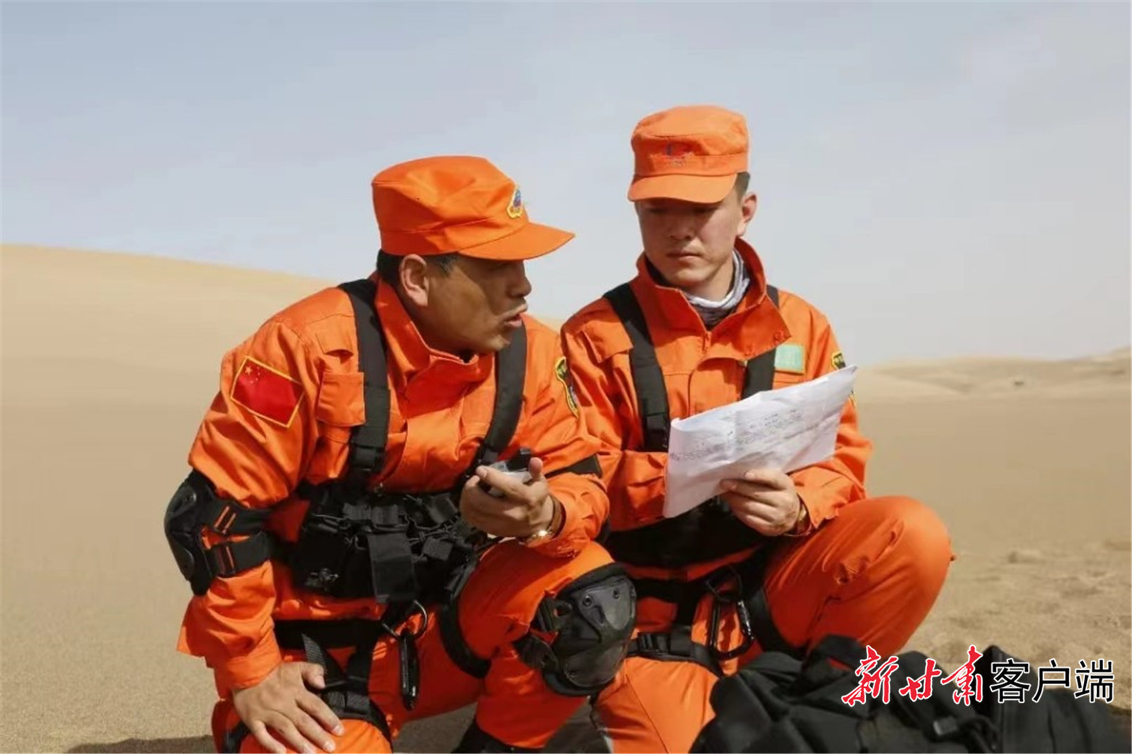 苏黎明（右）进行沙漠图像传输训练