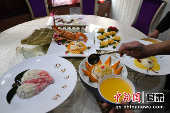 2017年12月28日近日，兰州天龙美食城的厨师利用本地百合烹饪出“百合龙、龙虾百合”等养生宴，每道菜品都如工艺品一般精致。养生宴还包括百合龙虾、金菊百合、极品百合桃、百合鱼、南瓜百合等菜品。百合在兰州有400多年的种植历史，其肉质细腻、含糖量高、粗纤维少，具有高营养和保健价值。