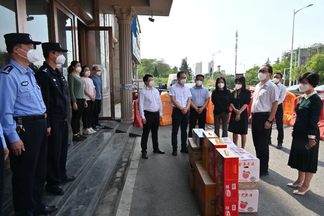 4月12日下午,县长罗国栋先后来到美邦酒店隔离点,维也纳酒店隔离点,顺
