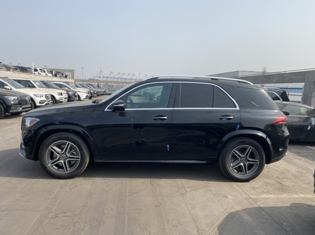 2022款奔驰gle(配置|询价)450 coupe轿跑suv采用了单幅条格栅设计