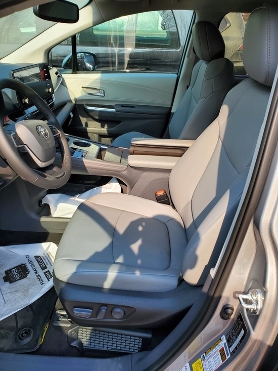 2021款丰田塞纳油电混合便宜价格30余万