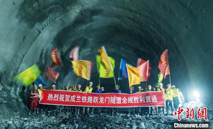 跃龙门隧道右线贯通现场，左线隧道于2021年11月28日贯通。　刘忠俊 摄
