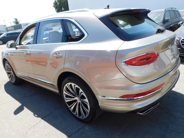 天津港宾利添越颜色齐全现车优惠中