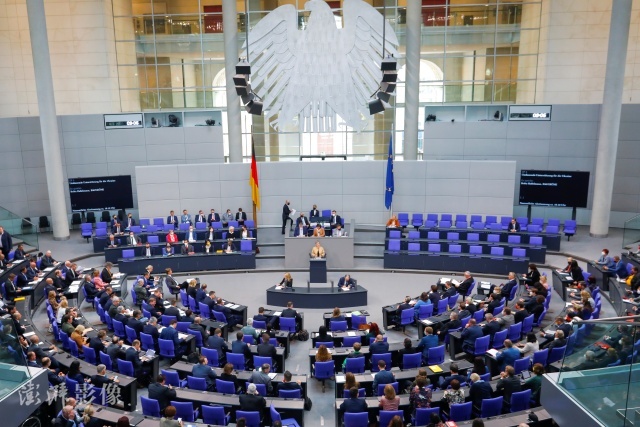 4月28日，德国柏林，德国联邦议院以586票赞成、100票反对和7票弃权通过了乌克兰问题动议。图自澎湃影像