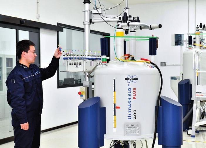 万华化学集团股份有限公司磁山全球研发中心，科研人员在做实验 郭绪雷摄/本刊