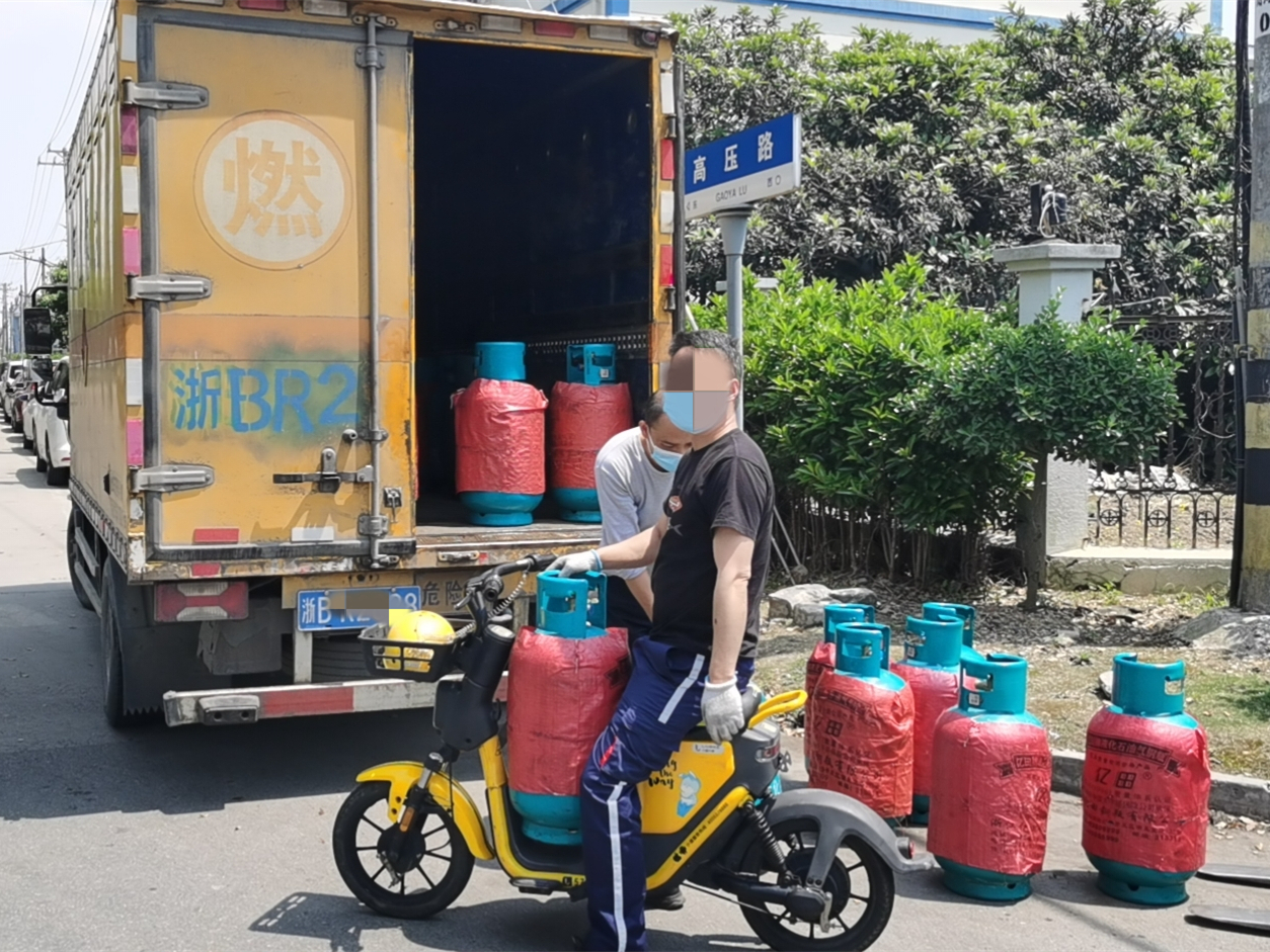 图为配送员使用共享单车配送现场画面