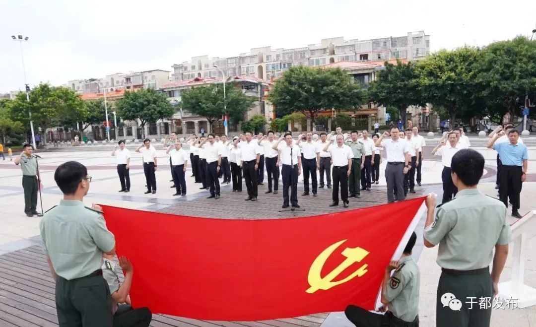 2021年8月15日，于都县委理论学习中心组在中央红军长征出发纪念碑前开展现场教学