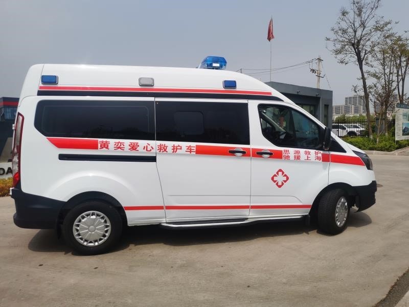 4月26日，黄奕携手“思源工程”捐赠的负压救护车从山东启程奔赴上海