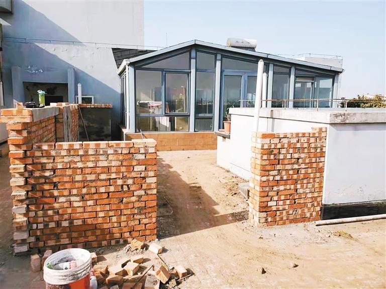 邻居要把楼顶改造成私人庭院相关职能部门已介入调查