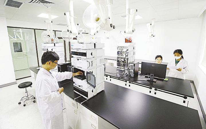 山东科巢生物制药有限公司技术人员正在进行药品质量检测(田志敏/摄)