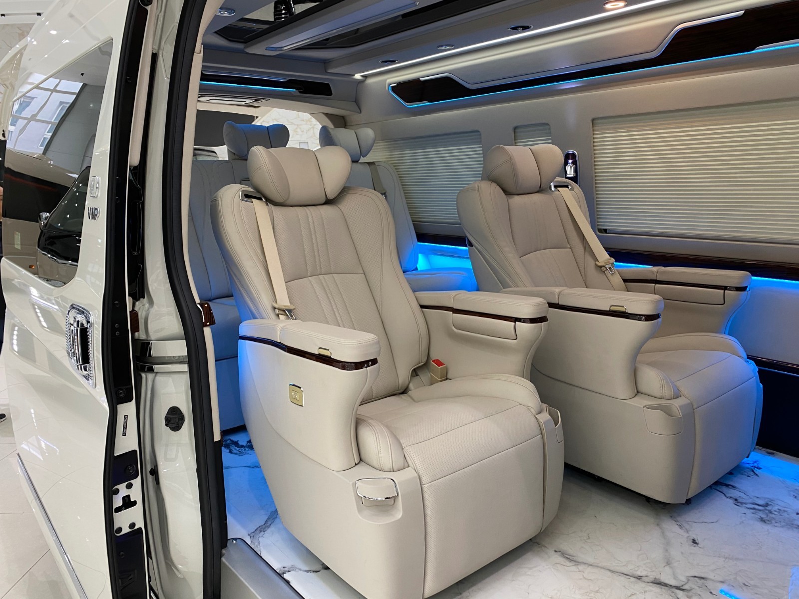 来说是很宽敞的,里面的座椅布局虽然是13个座位但是也不会显得很拥挤