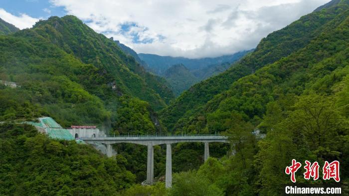 跃龙门隧道出口与杨家坪隧道相连。　刘忠俊 摄