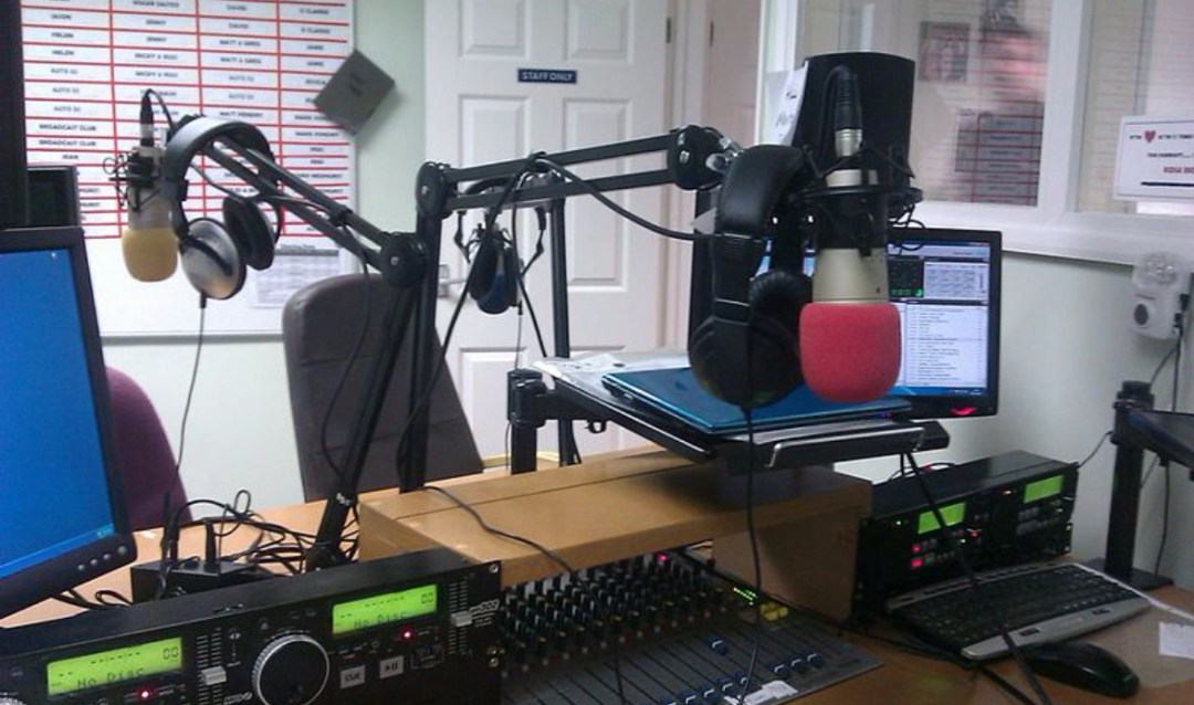 这种"声音的多样性"也包括空间上的多样性,不过,对于广播来说,这种