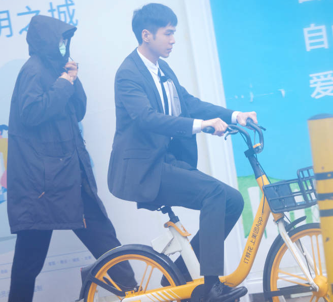 张若昀当房产中介。