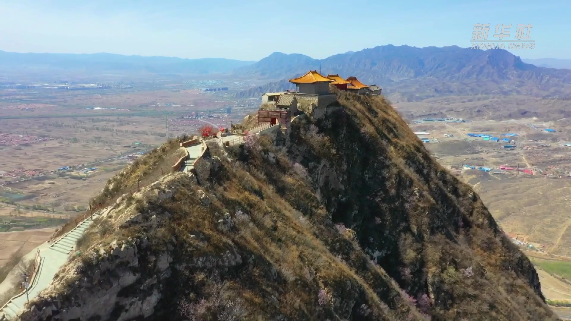 飞“阅”鸡鸣山 鸟瞰山寺与桃花