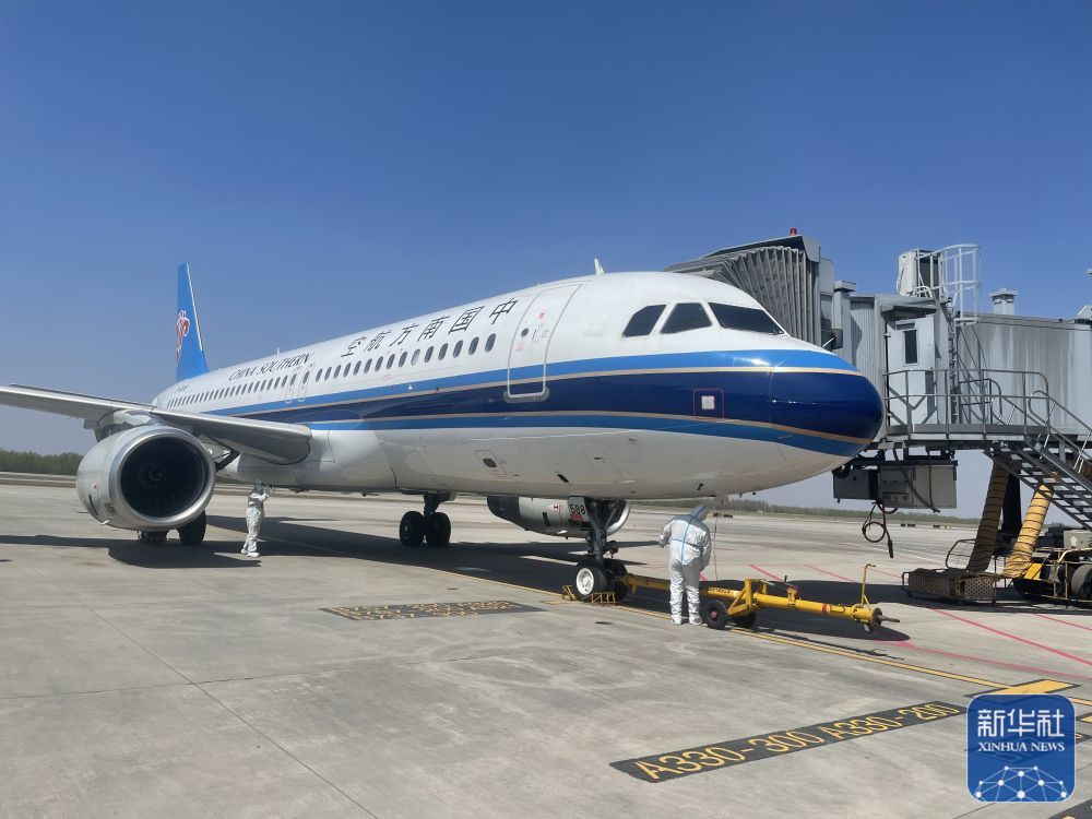 4月28日,搭载105名旅客从三亚飞往长春的cz6669航班在长春龙嘉机场