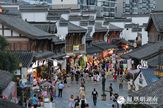 常德河街热闹非凡