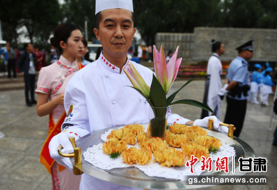 7月3日，以百合为原料制作的菜品“金菊百合”亮相兰州百合文化旅游节。兰州百合是甘肃省的名优特产，色泽洁白如玉、肉质肥厚香甜，品质上佳。