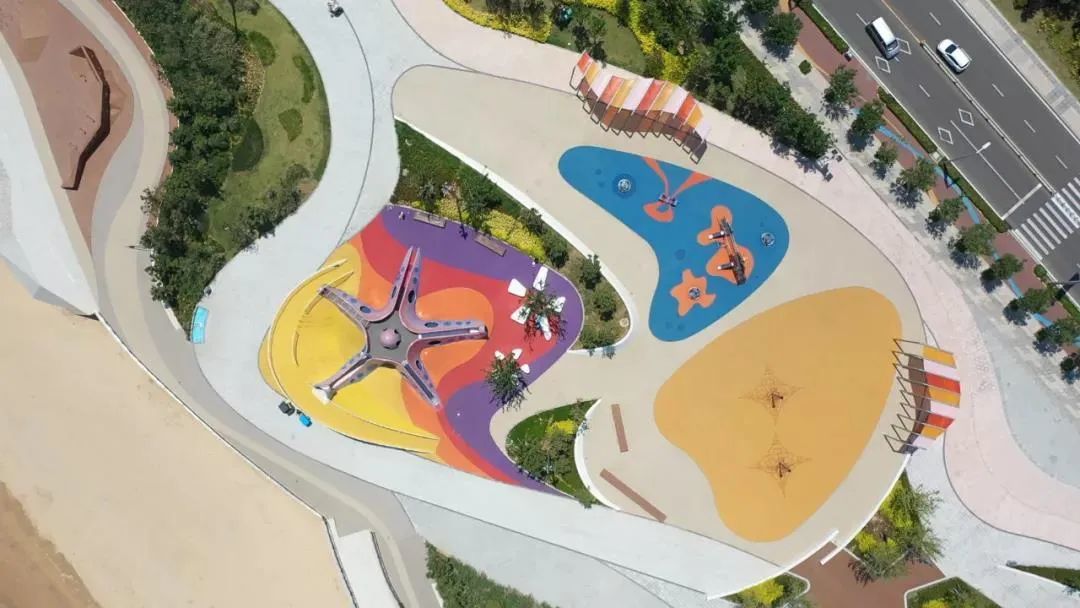 扬帆广场西区已经开放,在 海星天地广场的彩色塑胶场地上,儿童活动