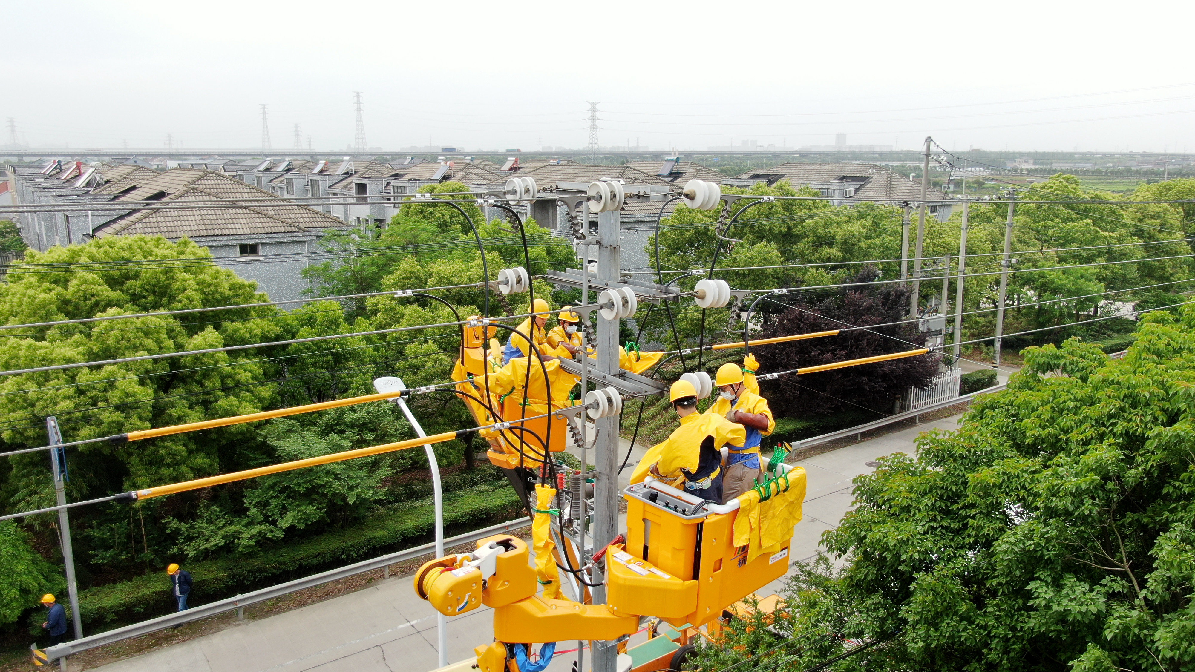 國網餘姚市供電公司帶電安裝智能開關助力鄉村振興建設