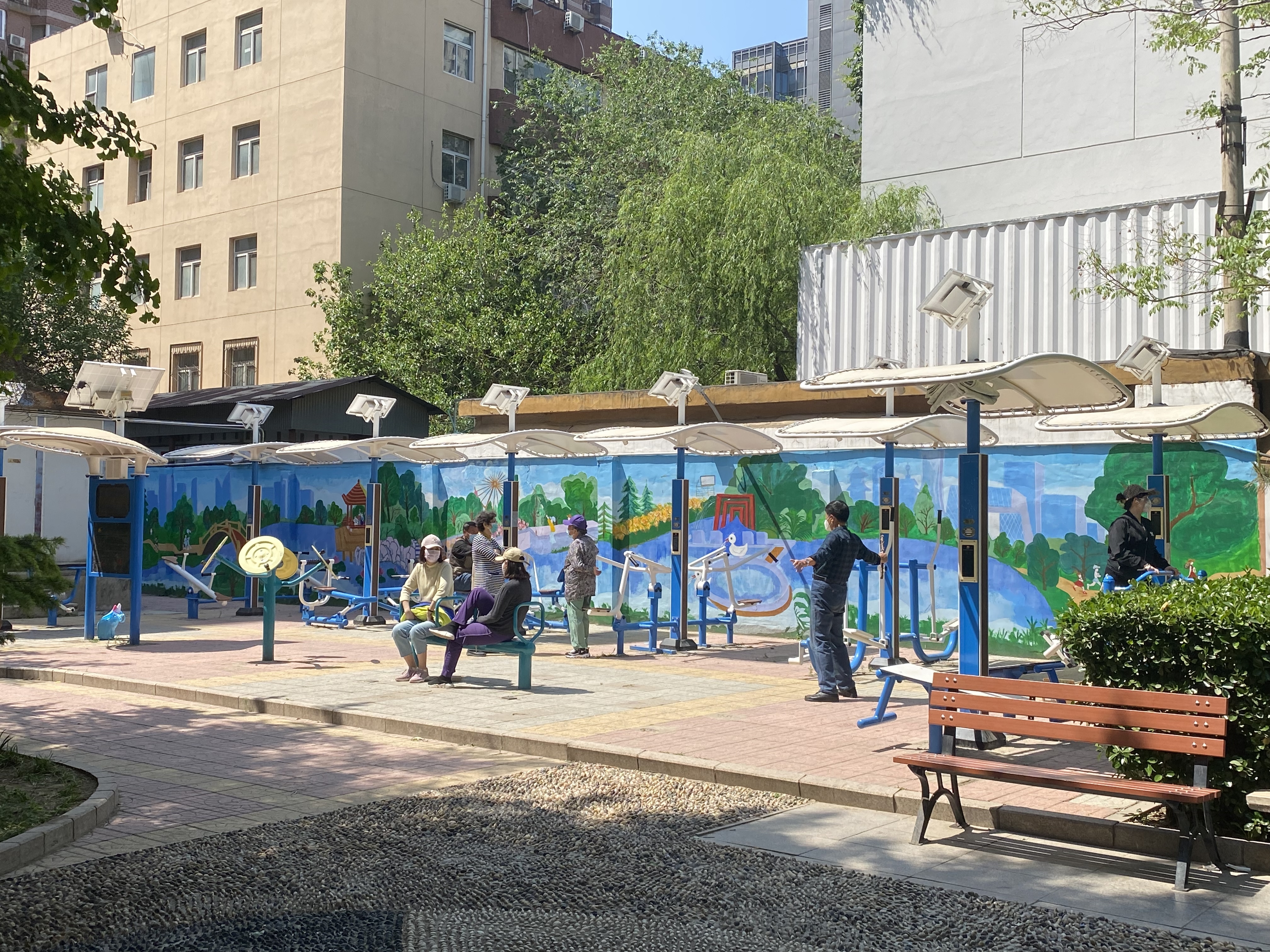 ▲小区居民在封控期间健身运动。作者供图。