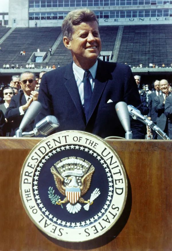 · 肯尼迪1962年公开发表演讲。