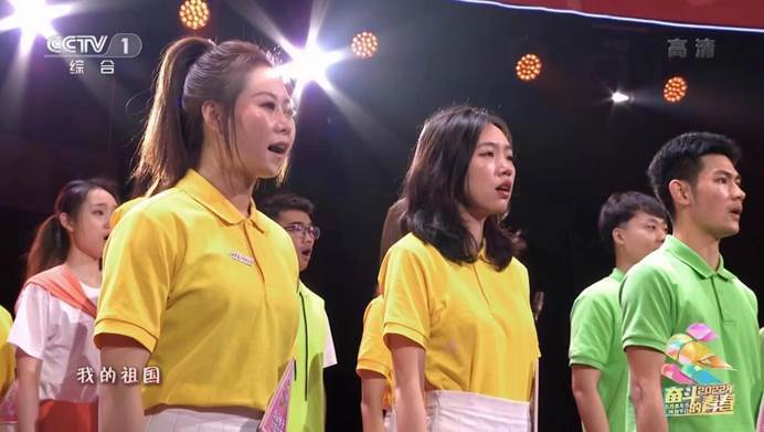 学生代表蒋梦瑶同学参演CCTV1播出画面（左一）