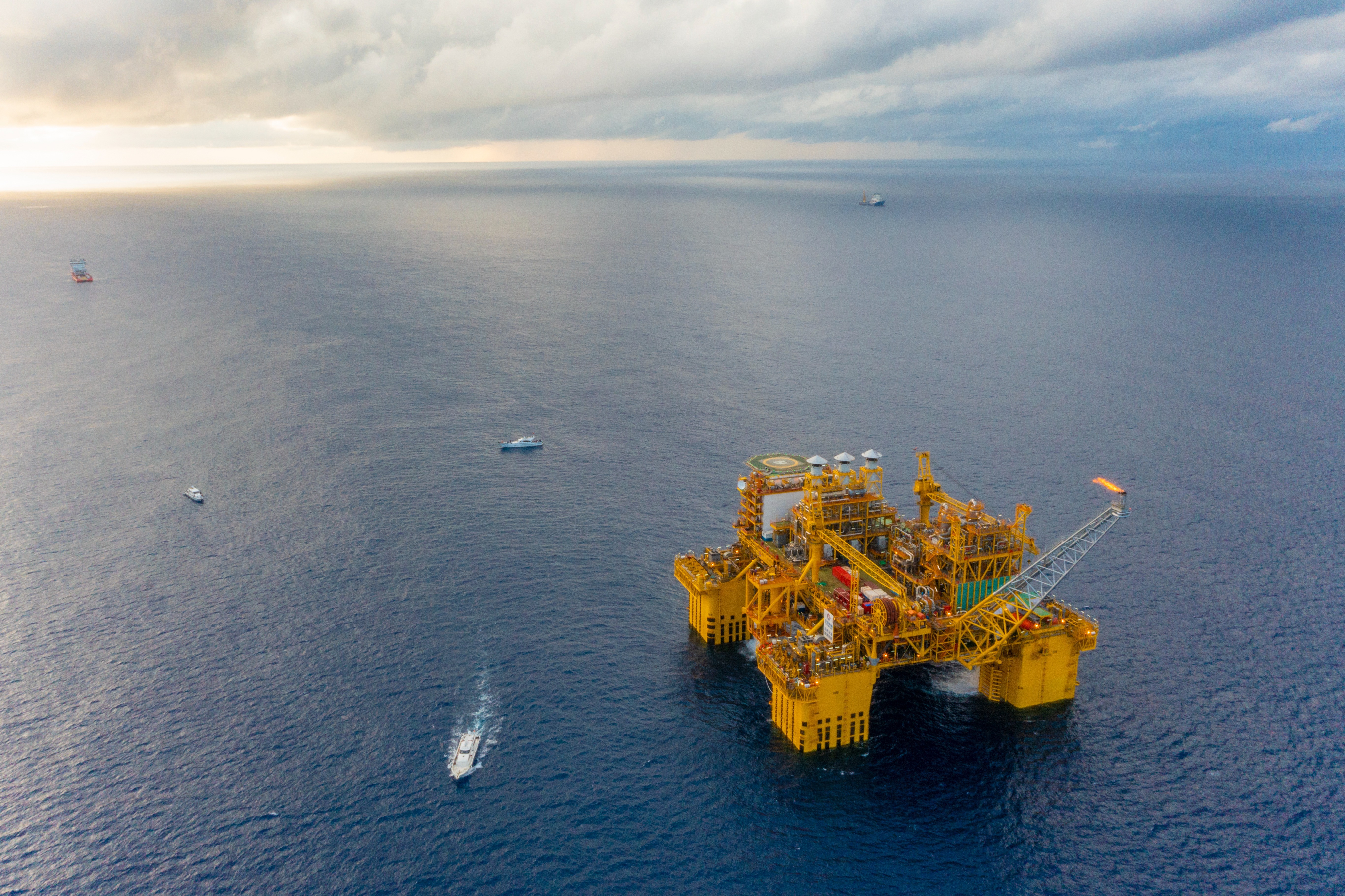 献礼劳动节!"深海一号"建造项目组荣获"全国工人先锋号"