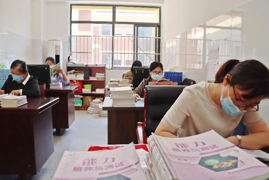 (老师在认真备课)