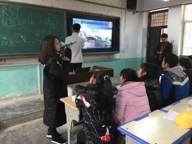 赵赛同学参与志愿服务,宣传“三航”知识