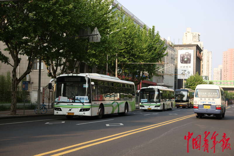 5月3日，上海市黄浦区，海华小学附近的斜土路两旁停着许多“黄浦转运车”。一名司机告诉记者，这些车辆用于新冠感染者的转运，司机们住在斜土路上的一家酒店。中青报·中青网记者 李强/摄