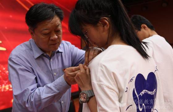 西安交通工程学院党委书记马智勇为新团员代表佩戴团徽