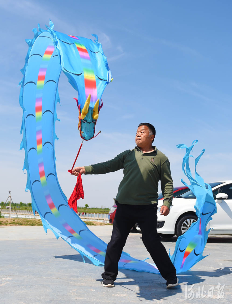 “五一”长假,石家庄市民来到郊外游玩,放飞心情。河北日报记者赵永辉摄影报道