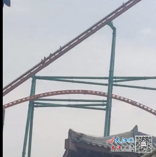 南昌融创乐园一过山车悬停半空致18人被困