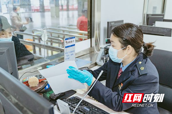 火車站售票員開啟關懷模式手寫時刻表助旅客出行