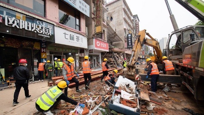 长沙想大口喝矿泉水的女孩成功获救 救援人员讲述细节