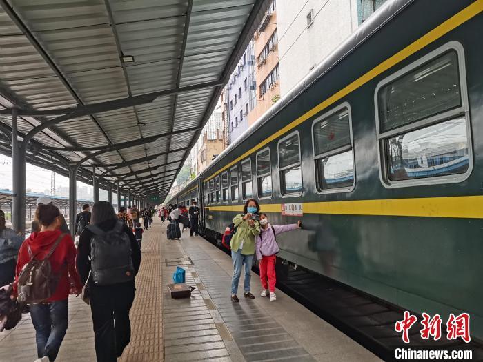 “慢火车”“怀旧游”受捧 成中国年轻人新时尚