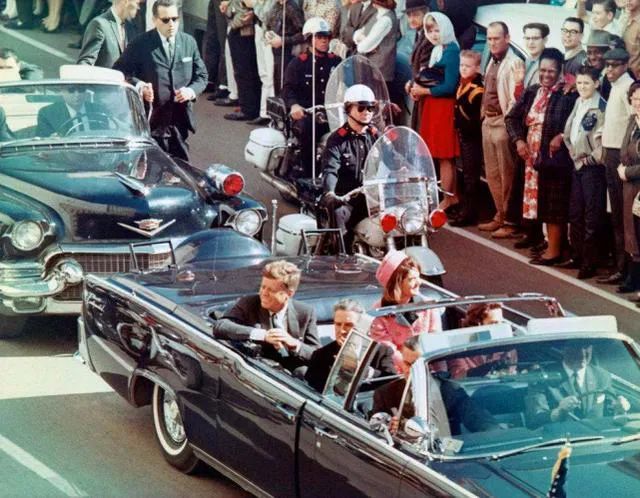 · 肯尼迪遇刺前的巡街场景。